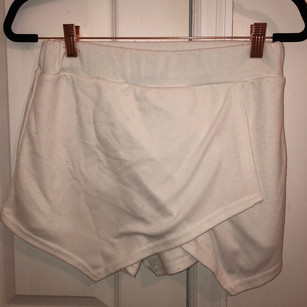 White cotton envelope skirt.